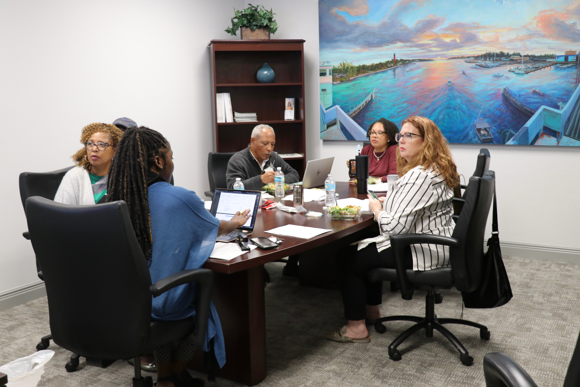 Sharifa Green in an advisory working session with leaders around a conference table